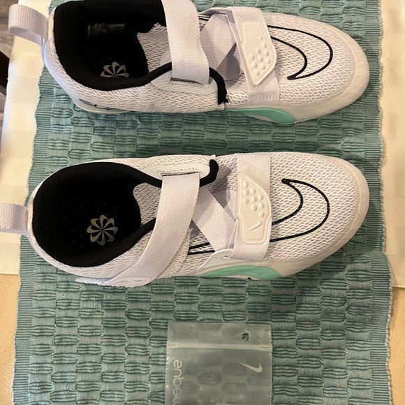 Women’s Nike cleats. Never used. Size 7. - Picture 4 of 9